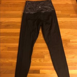 LULULEMON black and gray pattern leggings